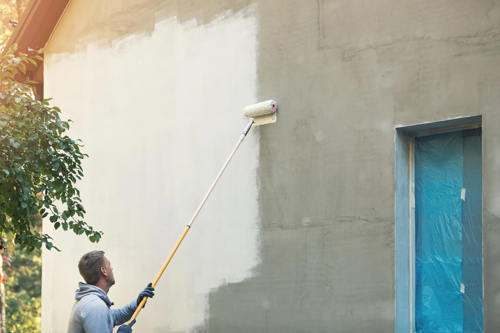 Pintor trabajando en una fachada en Getafe